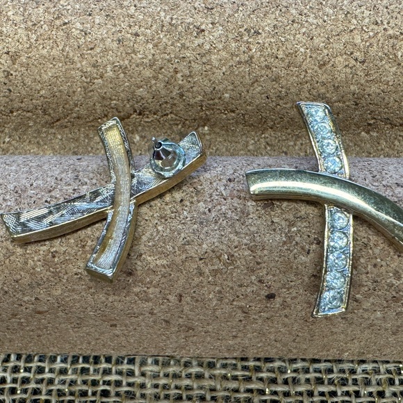 Vintage STATEMENT Earrings Designer Unsigned Gold Tone XOXO - Picture 6 of 17